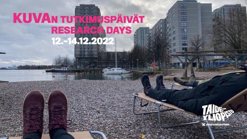 Tutkimuspäivien banneri: teoskuva, jossa ihmiset makaavat rantatuoleissa harmaana päivänä.